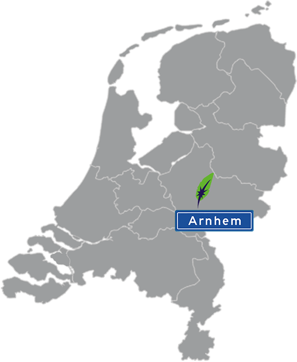 Grijze kaart van Nederland met Arnhem aangegeven voor maatwerk taalcursus Duits zakelijk - blauw plaatsnaambord met witte letters en Dagnall veer - transparante achtergrond - 600 * 733 pixels